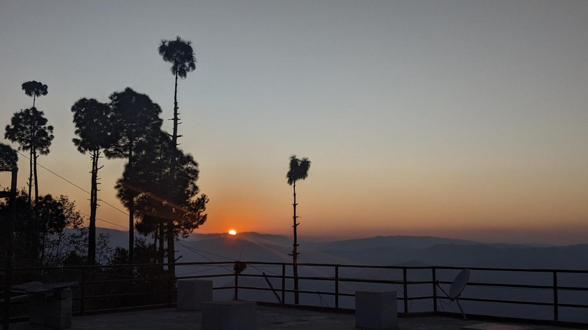 The Buransh Inn 阿尔莫拉 外观 照片