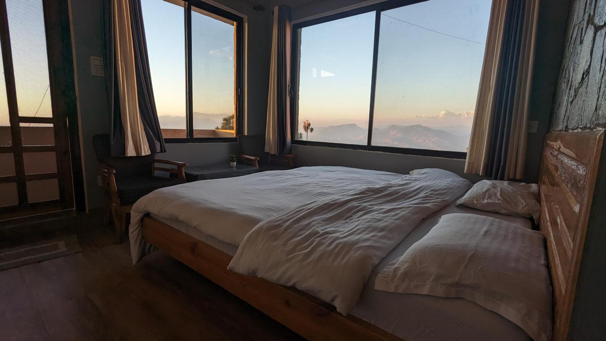 The Buransh Inn 阿尔莫拉 外观 照片